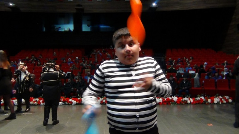 Otizimli Ömer Ali jonglör gösterisiyle hayata tutunuyor   (VİDEOLU)