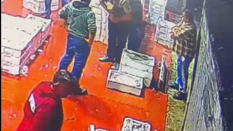 Yediği hünnap boğazına kaçan  pazarcı  HEMLİCH manevrasıyla kurtarılı