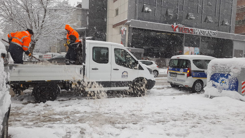 Gebze’de karla mücadele hız kesmiyor