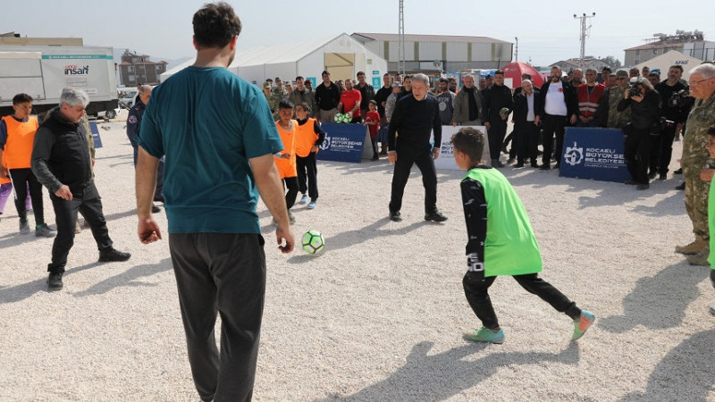 Bakan Akar, Büyükşehir’in çadır kentinde  çocuklarla futbol oynadı