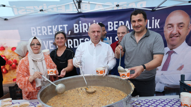 Başkan Bıyık, aşure dağıttı