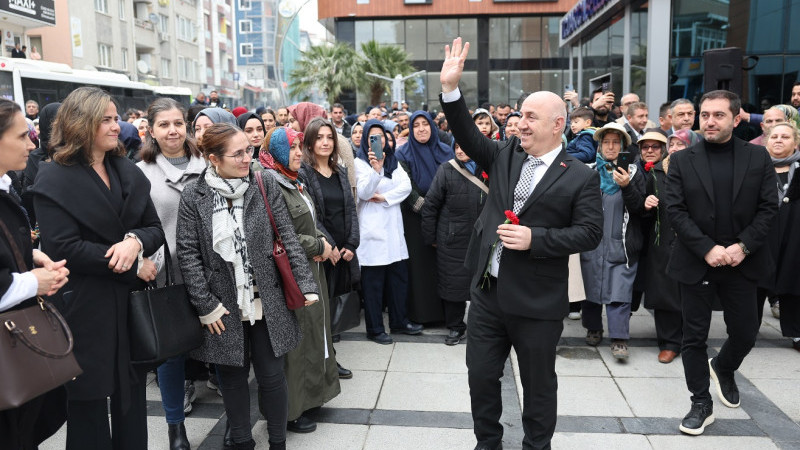 İşçiler, Başkan Bıyık’ı çiçeklerle karşıladı