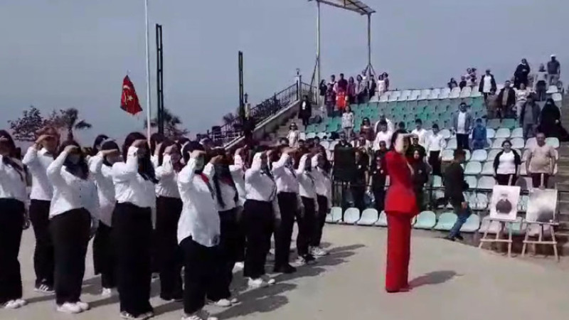 Nuray Küfüdür'ün işaret dili korosundan istiklal marşı....