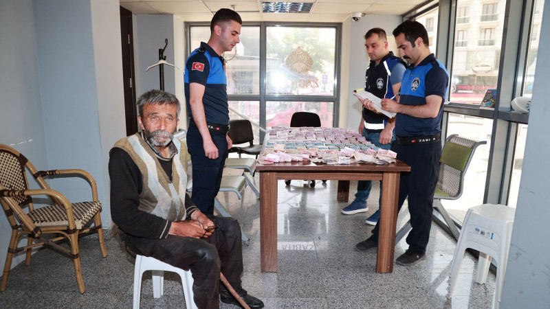 Dilencinin üstünden 20 bin TL çıktı....