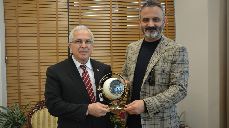 Kaymakam Dönmez’den, Şener Yılmaz’a övgü