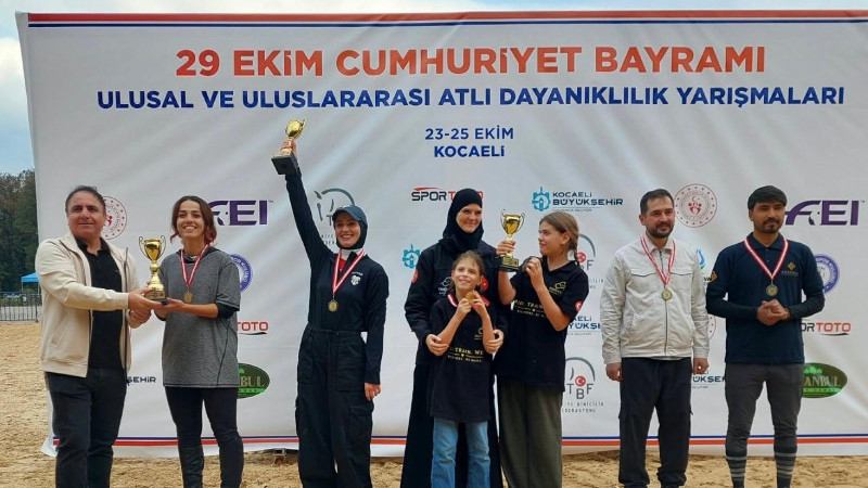 Gebze’de Uluslararası at yarışları nefes kesti