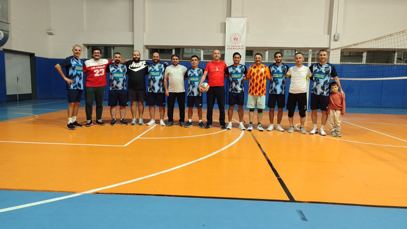 Trio 82 Gebze Master Hakemleri voleybol ile stres attılar.